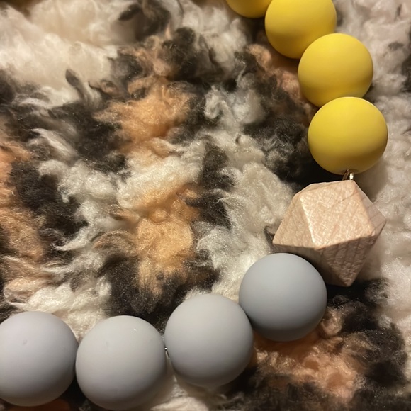 Yellow/gray/white beaded key ring - Picture 2 of 3